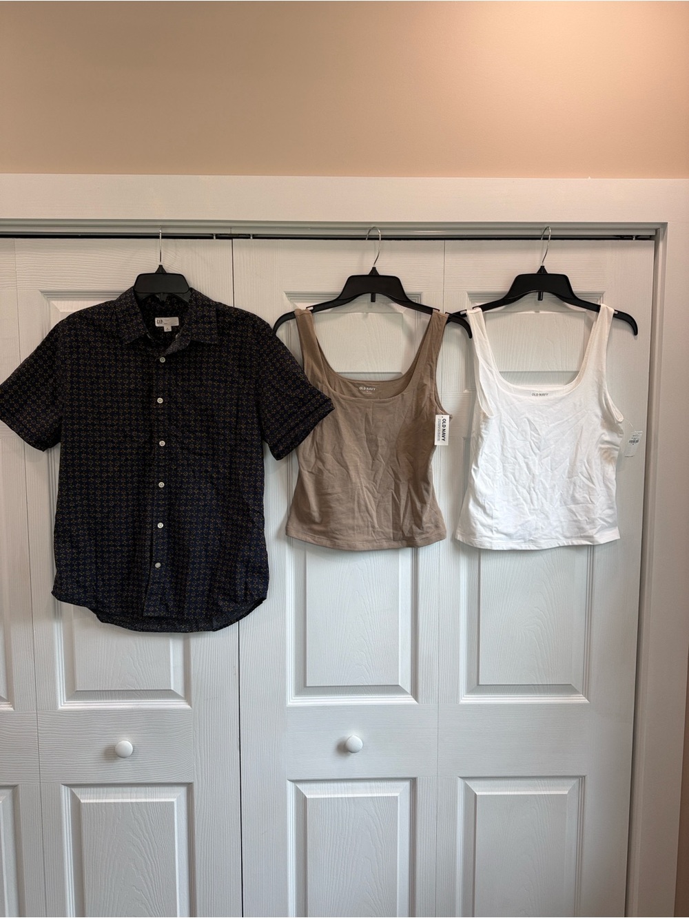 GAP Blue Print Short-Sleeve Button-Down Shirt+ 2 NWT Old Navy Tank Tops Size Med